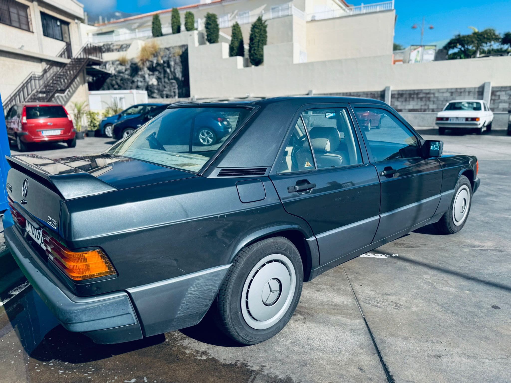 Mercedes 190 2.3 — photo 1